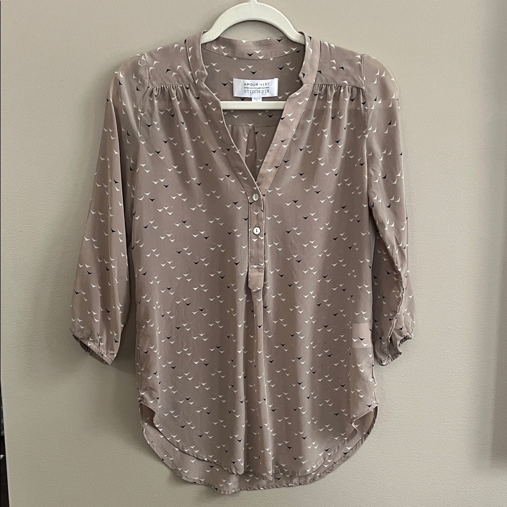 Amour Vert taupe with white bird button down pattern silk blouse size small